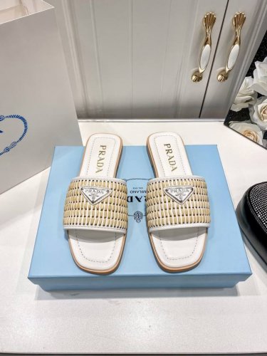 橙子出厂价p prada 普拉达 春夏新款 编织平底拖鞋 一字拖 沙滩鞋 凉拖 酒椰纤维编织 标志性金属三角标搭配古沙滩凉鞋造型 每一个设计元素都踩在时髦点上