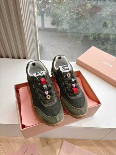 带扣子G08所见即所得 升级原版开模 正确版MiuMiu 缪缪 25ss 春夏新款 饼干鞋 阿甘鞋休闲运动鞋miumiu最新爆款 前卫大胆的设计，Miu Miu