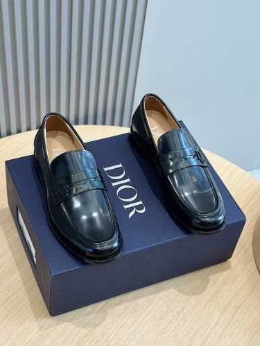 Dior家cd男士真皮大底皮鞋乐福鞋 这款cd乐福鞋体现了品牌于随性中流露的优雅气质。采用抛光牛皮、牛漆皮精心制作，点缀以金属马衔扣和 Cd 标志，材质柔软以布