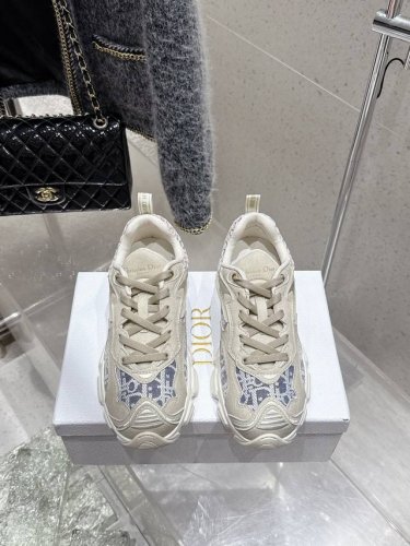 顶级版 Dior迪奥春夏最新款运动休闲鞋、超多明星网红种草、经典的版型设计上迪奥Logo五金点缀、超好看超百搭、上脚非常柔软鞋面进口电绣，内里羊皮里、正品开模T