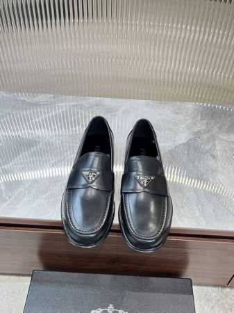 Prada普拉达高端男士热卖精品休闲皮鞋，进口牛皮面皮革乐福鞋将工致元素与摩登魅力融合，韧性强耐折不易变形，经久耐穿！进口水染牛皮内里，进口真皮大底，顶级品质， - 点击图像关闭