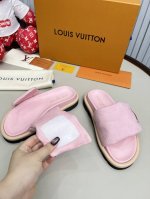 lv驴牌L家 2025爆款 浮雕Logo 压花 凉拖鞋 本款 Pool Pillow Comfort 平底凉拖取材科技织物，以高频压印技术重绎 Monogram