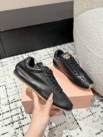 顶级版本miumiu繆繆 25 最新 德训鞋 脏脏鞋 暴走不累 好看又时尚 今年的Miu开了挂啦 每个都特别好看！小白鞋今年主推款 复古做旧时尚 简约高级 随意