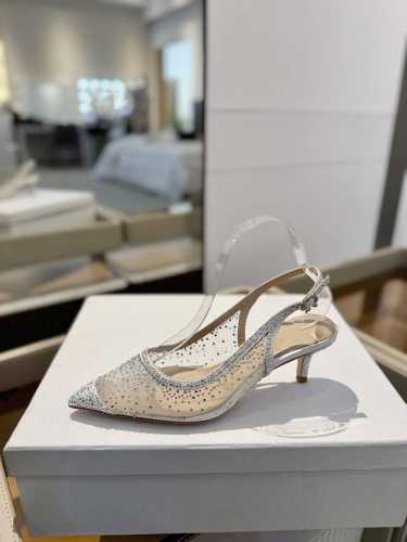 价格： Gianvito rossi 2025新款凉鞋顶级版本代购品质这双施华洛奇水钻搭配网高跟尖头后空凉鞋，水钻闪耀着奢华光芒，如同繁星点点。网面设计独具韵味