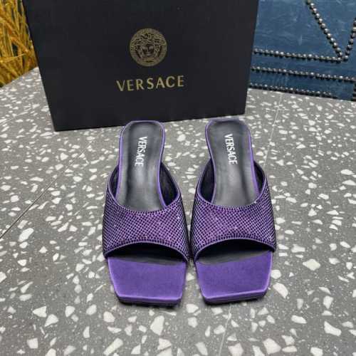 Versace范思哲 专柜新款，金属三角跟系列鞋面：真丝+钻内里垫脚：羊皮跟高：5.5cm鞋底：真皮大底码数：35-42码 42定制不退换 ⑥价格：
