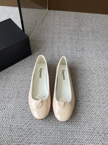 Repetto 小众潮牌 25Ss春夏新款 月牙浅口 平底 芭蕾舞鞋 单鞋 只要平时喜欢穿芭蕾鞋 芭蕾鞋控的 宝子们 你们完全可以闭眼去冲这双 鞋型巨乖 上脚完