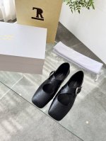 高品质出厂 therow乐福鞋交叉单鞋 简直是时尚达人们的心头好 每一季的新品都能牢牢抓住大家的眼球 这款鞋延续了品牌一贯的极简风格 设计简洁大气 透露出一种知