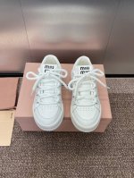 工厂价 Miumiu 2025春夏高定系列走秀新款系带休闲运动小白鞋 缪缪明星同款字母Logo圆头拼色滑板女鞋 材质 鞋面进口小牛皮+水染羊皮内里+原版开模Tp