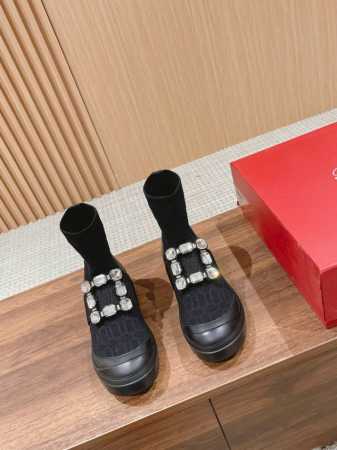 罗杰 维维亚 美得无与伦比 超好穿 今年袜子靴超火 上脚非常舒适 云朵袜靴！ 秋冬爆款舍我其谁 巨显腿细！ 靴筒还可以折叠调整长度 搭配牛仔裤 、短裙、连衣裙都 - 点击图像关闭