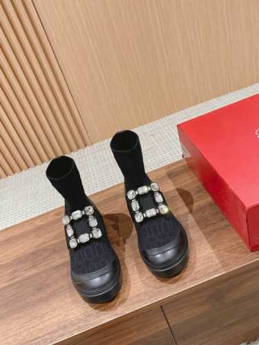 罗杰 维维亚 美得无与伦比 超好穿 今年袜子靴超火 上脚非常舒适 云朵袜靴！ 秋冬爆款舍我其谁 巨显腿细！ 靴筒还可以折叠调整长度 搭配牛仔裤 、短裙、连衣裙都