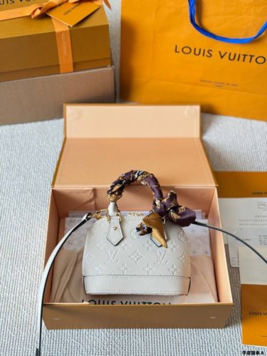 牛皮版本 Lv Lv Alma Bb Mini 贝壳包 原版高品质 包包这款Retiro 手袋以标志性的老花面料制成 经典永恒。优雅低调的外形设计和宽敞的包身更
