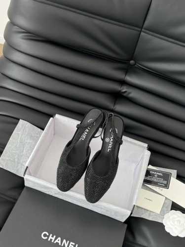 Chanel 经典Slingback后空凉鞋 前几年一直在做这个款 今年我们还是重新购版，再次精细Copy。 发现新版面的鞋面线条和形体舒适度都做了微调！ 这个