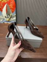 BrunelloCucinelli 。时尚高跟凉鞋上新款了。面料：进口羊皮。内里牛皮，纯铜珠链，上脚美观大方，百分百原版开发。原版包装，码数35 －42。35
