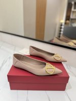 出厂价： Valentino 华伦天奴推出全新平底单鞋系列，一鞋2穿上脚非常修脚型 重点是很好非常好驾驭 不磨脚不累脚 行走神器！ 金属VLOGO钻扣元素，满满