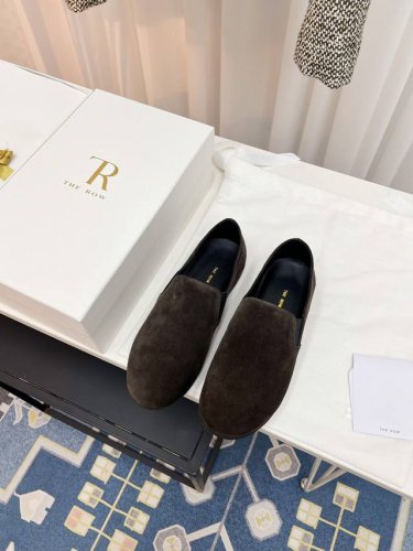 the Row 25S早春新品乐福鞋 年度最爱 看着平平无奇 上脚后会为其柔软程度与绝妙版型惊叹 永远不会失望的极简风格 脚感舒适 包裹感十足！ 面料采用牛反绒