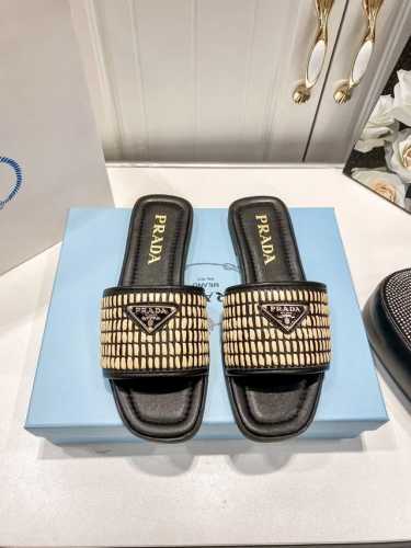 橙子出厂价p prada 普拉达 春夏新款 编织平底拖鞋 一字拖 沙滩鞋 凉拖 酒椰纤维编织 标志性金属三角标搭配古沙滩凉鞋造型 每一个设计元素都踩在时髦点上