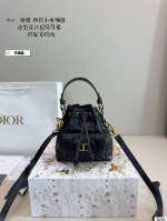 配礼盒. 迪奥 Caro绝美水桶 真的是太美了 好Lady风 小巧轻便 肩带可调节！爱了爱了！尺寸：24*6*15Cm