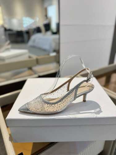 价格： Gianvito rossi 2025新款凉鞋顶级版本代购品质这双施华洛奇水钻搭配网高跟尖头后空凉鞋，水钻闪耀着奢华光芒，如同繁星点点。网面设计独具韵味