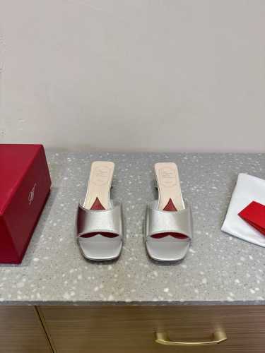 Roger Vivier 25ss春夏新款 璀璨钻扣 半拖鞋气质优雅 随便搭配都散发出高贵气息 新出的这款绝了 脚感好到不得了 试过的都逃不出它的魅力 鞋头方头