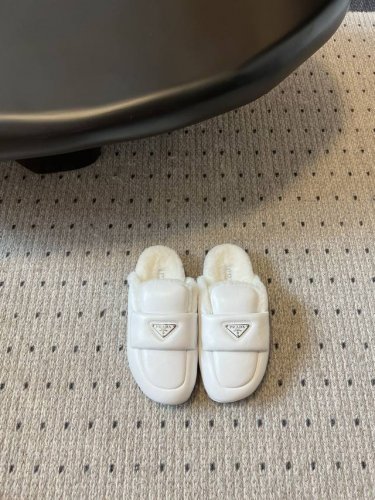 普拉达 prad*23秋冬毛毛半包拖鞋系列 对原版工艺 每个款式，颜色都很赞！！集舒适 可爱 时尚 高雅 百搭 ，羊毛舒适柔软，唤醒秋冬暖意。让您从早到晚舒适踱