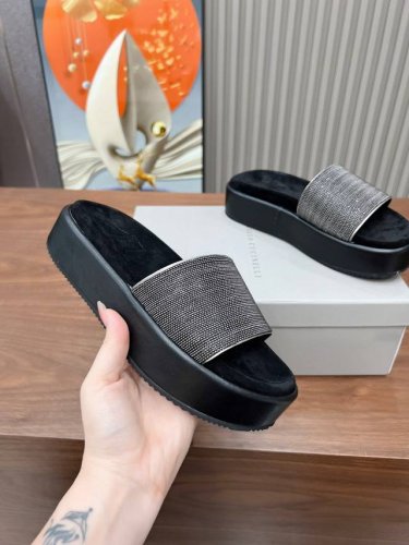BrunelloCucinelli 。B C增高鞋上新款了。面料：进口羊皮。内里进口牛绒，纯铜珠链，双层底台1=1原版开模，上脚美观大方，百分百原版开发。原版包
