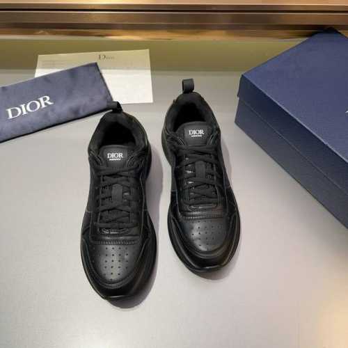 Dio 运动鞋出货，这款低帮运动鞋是二零二四春季男装系列新品，重新诠释篮球鞋设计，成为 Dior 的经典单品。中帮系带款式，采用拼色牛皮革精心制作，搭配撞色绒面
