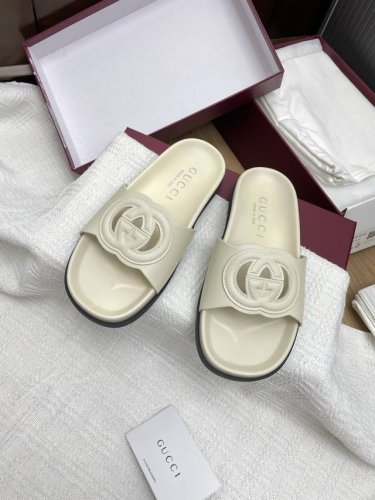 顶级版本Gucci25Ss 春夏季新款 官网同步Gg一字拖鞋 此款凉鞋以Gg帆布匠心打造，缀饰一眼可辨的双G标识，配以浅金色调配件，为整个设计注入一抹精致优雅气