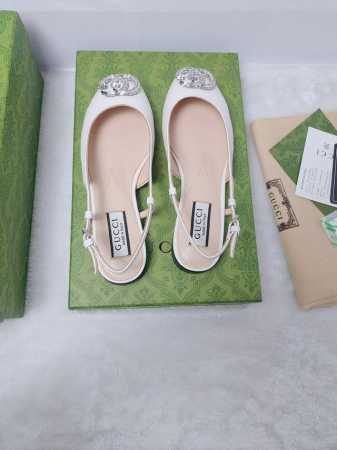 GucCi 饰水晶双G G造型配件为一系列女士鞋款注入摩登新韵。闪耀夺目的配件亮眼装点凉拖鞋和防水台浅口鞋等各式鞋款，在彩色漆皮或金属质感皮革的衬托下，尽显奢华 - 点击图像关闭