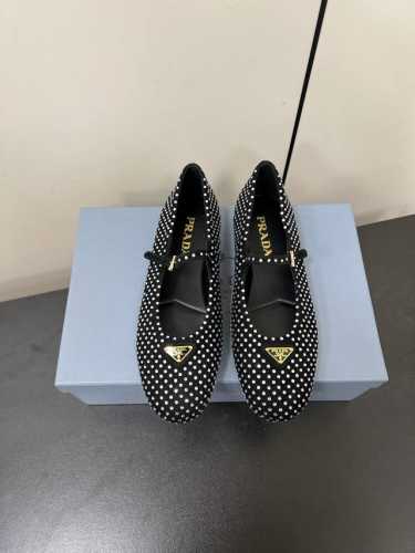 钻面 PRADA 25ss 普拉达秋冬新品 实力来袭 玛丽珍单鞋 芭蕾舞鞋超级爆系列爆品，各大网红明星乔欣，程潇，同款圆头三角扣 玛丽珍单鞋 ！时髦百搭nice