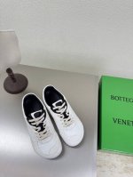 实价： Bv Orbit Flash 运动鞋 情侣款老爹鞋 橄榄绿 配 米白羊皮 Runner运动鞋， 采用轻质科技网布面料高丝光牛反绒皮 小羊皮内里 搭配几何