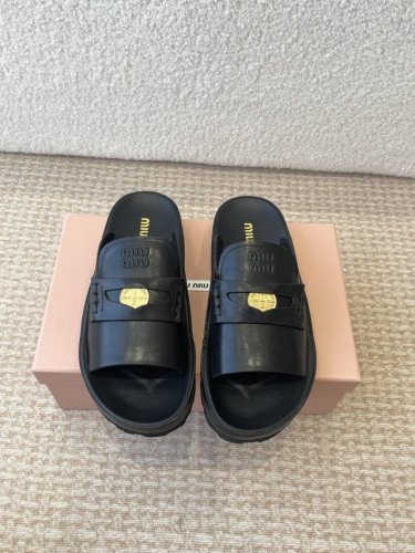 Miu Miu 25Ss 春夏新款 金币沙滩拖鞋 现在的Miu怎么也香里香气的了，但是Miu家的更秀气，橡胶大底更实用，三维立体效果 金属字母微标富有撞色效果，