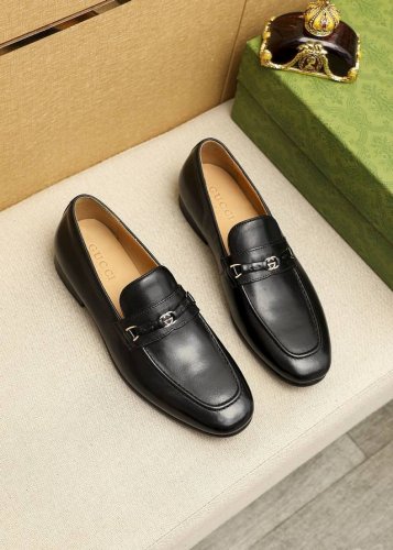 商品商标：Gucci 古驰 休闲皮鞋 正码码数: 39-44 38.45.46订制 商品材料：精选 进口头层小牛皮鞋面+经典五金扣，进口牛皮内里。强烈立体视觉效