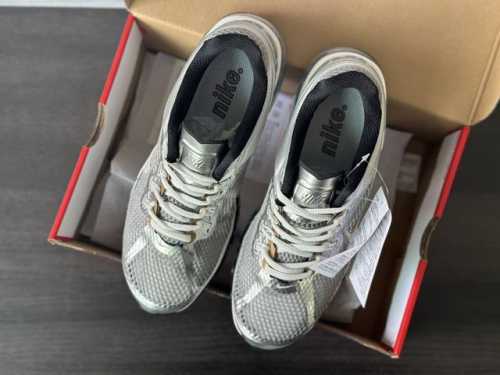 纯原版本，情侣款，运动鞋码。 今天给大家介绍一款超赞的跑鞋 Nk Air Max 2013 复古网布全掌气垫跑鞋。 这款跑鞋采用复古透气网布设计，不仅时尚感十足