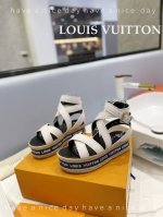 出厂 Loui& Vuitto&路易威登 法国代购新款驴牌 春夏首选 最新走秀款厚底凉鞋 香港原版购入一比一开模 今年的款式比去年增加了老花原素 显得更为大牌