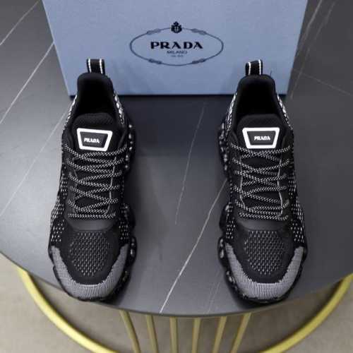 出厂价Pp： 品牌：普拉达Prada 标准码：38-44 45订做 等级：官网同款 材料：原版皮料拼接品牌布匹 舒适透气内里 轻便耐磨运动大底 款式类别：男士时