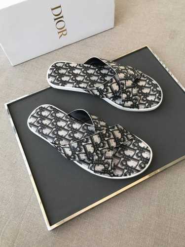 Dior。男士经典拖鞋意大利进口牛皮，品牌图腾logo丝印，穿脱方便，奢华尊贵，耐磨防滑柔韧橡胶大底，潮爆了，上脚舒适帅气，38-44