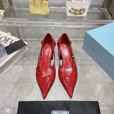 出厂价p prada 普拉达 24 秋冬秀款女鞋 尖头粗跟专柜走秀款！ 鞋面：高定制开边珠面料 内里：高定制牛皮 大底：原版意大利真皮大底 跟高：5Cm 鞋码: