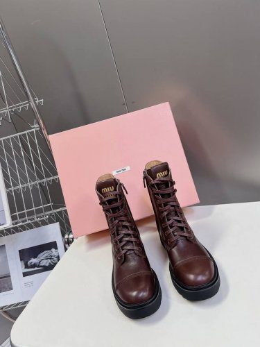 Miumiu缪缪秋冬最新款马丁靴上新 完全原版一比一复刻打造 版型超级正 最新时尚的设计 火遍全网的靴子，上脚又酷又时髦 靴筒处独特设计最为抢眼吸晴 上脚还很好