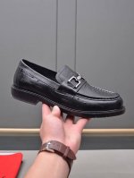 菲拉格慕新款潮高级休闲男士皮鞋， 顶级进口经典面料，鞋面牛皮，水染皮里，极为亲肤舒适 摸上去非常的细腻 ，版型上很正！奢华生动 精细度完美体现立体感，38-44
