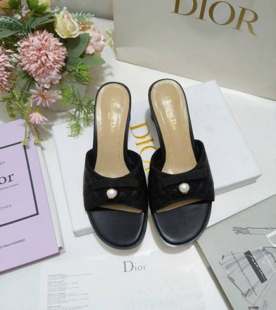 出厂价Pp皮底 ，橡胶 Dior Ballet 带跟凉拖是二零二五秋季系列新品，融入 Dior 的高订风格重新诠释经典款式。采用白色绗缝羊皮革精心制作，饰以藤格