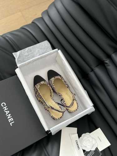 Chanel 经典Slingback后空凉鞋 前几年一直在做这个款 今年我们还是重新购版，再次精细Copy。 发现新版面的鞋面线条和形体舒适度都做了微调！ 这个