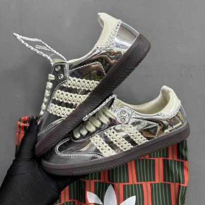 档口现货 德训联名新配色 原版抽屉盒配印刷布袋 wales Bonner X Adidas 新联名款 简洁的色彩搭配今年爆火的液态银色充满未知感 侧方三条纹蕾丝