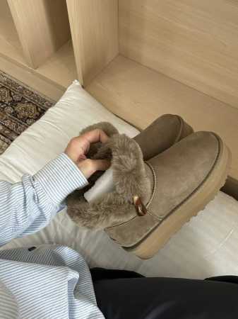 UGG P: Size：女码35-40 UGG2024最新复古 厚底牛角扣雪地靴高筒 鞋面材质，采用隆丰羊皮毛一体。质感细腻亲肤透气。 鞋底设计，EVA 轻翼外 - 点击图像关闭