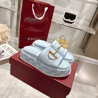 带有马刺的女士新款厚底凉拖鞋 这款女士凉鞋以其标志性的马头扣细节和金色五金为特色。采用优质皮革制成，设计将传统灵感与现代多功能性相结合，为温暖天气的套装增添精致