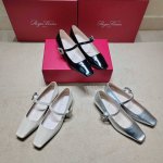 Roger Vivier 225 罗杰维维亚春夏新款花朵钻扣玛丽珍单鞋，亮面漆皮搭配钻扣，一眼被惊艳到仙女们确定不拿下这款绝美玛丽珍单鞋气场妥妥的安排上夏日搭配