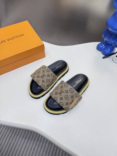 橙子出厂价p louis Vuitton 路易威登 Lv新款 魔术贴平底拖鞋 休闲凉拖 情侣款 专柜同步更新 鞋面采用独一无二的驴家独特面料 面料轻盈透气 超轻