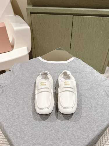 MIUMIU 缪缪中古系列中性十足！一脚蹬乐福松紧后跟百搭款 怎么穿都好看今夏时髦精最爱中跟平底可选！ ★★★★★ 特定牛皮材质 牛皮内里，原版真皮大底！内里牛
