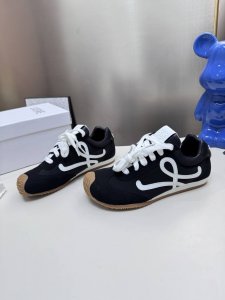 橙子出厂价p 扣子配件+15 loewe 罗意威 芭蕾运动鞋 阿甘鞋德训鞋 情侣款 二代Ballet Runner升级2.0给足界一些震撼 不对称鞋头造型 作为
