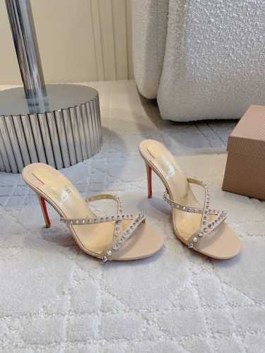 出厂价 Christian Loubouti* 新款铆钉红底高跟拖鞋 野性与性感之美 流畅的曲线勾勒曼妙风情 尽显性感风姿 万年经典款 鞋面羊皮原版铆钉 内里垫