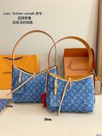 配礼盒. Lvcarryall 丹宁牛仔. 新款购物袋 背上秒变气质女神 容量杠杠的 日常出街完全拿捏！ 时尚又不失优雅。 尺寸：29*12*24 23*11*